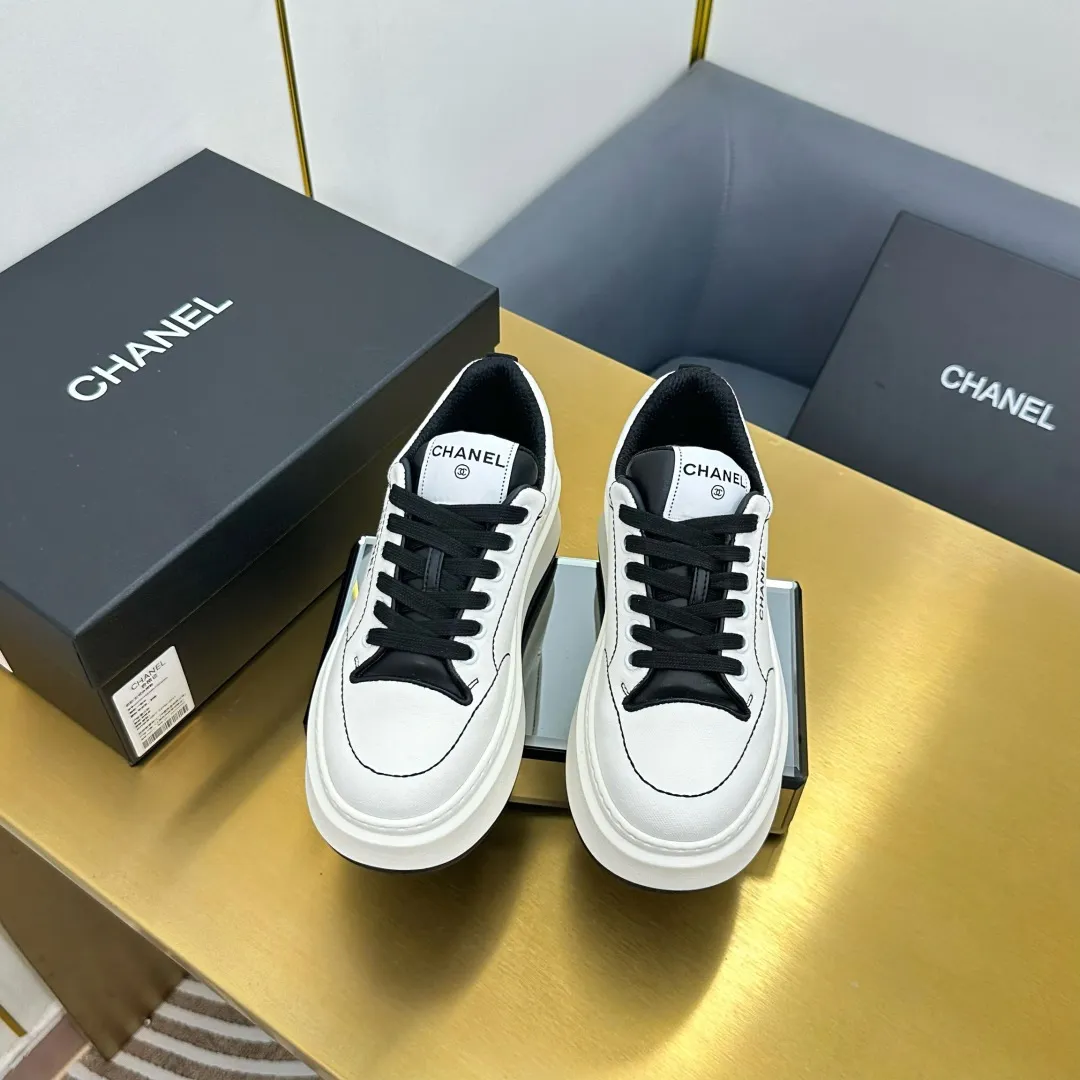 👟👟Ex-factory price 600👟👟 Upgraded version, upgraded version, upgraded version! No rebuttal accepted! ! ! ! Chanel Chanel panda shoes! 2025 counter's top casual sports shoes. This classic design; the upper is electro-embroidered with a variety of techniques; the outsole is fashionable and sporty; the unusual inclusion of a variety of color matching elements... The diversified mix and match is very good-looking and versatile, and can be used for leisure, fashion, sports, and outdoor... ꫛꫀꪝ Go➫ Materials: ❶Upper made of: original imported first-layer silk cowhide + original waterproof cloth + original first-layer cowhide ❷Inner lining: Original Yangli+Net ❸Outsole based on: Original TPU combination outsole Counter boutique packaging complete set for women 35–41 👉 👉